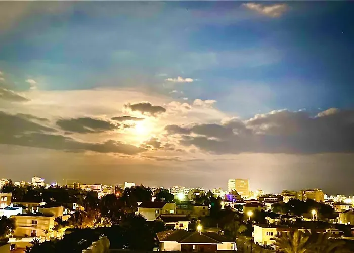 The Penthouse 401 * לרנקה